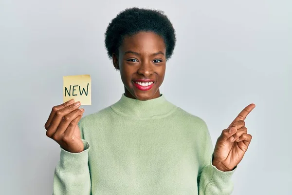 Jovem Menina Afro Americana Segurando Lembrete Com Nova Palavra Sorrindo — Fotografia de Stock
