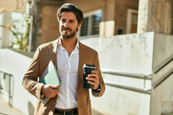 Joven Empresario Hispano Sonriendo Feliz Bebiendo Café Ciudad —  Fotos de Stock