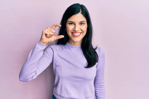 Jonge Latijns Amerikaanse Vrouw Casual Kleding Glimlachend Zelfverzekerd Gebaar Met — Stockfoto