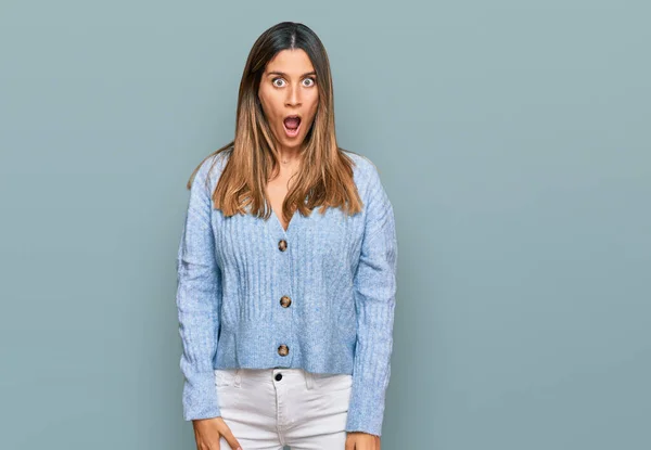 Mujer Joven Vestida Con Ropa Casual Asustada Sorprendida Con Expresión —  Fotos de Stock