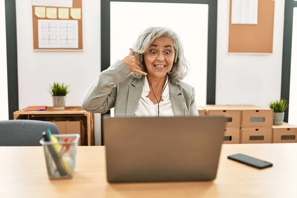 Femme Affaires Âge Moyen Assis Sur Bureau Travaillant Aide Ordinateur — Photo