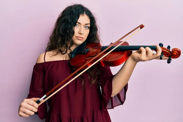 Young Brunette Musician Woman Curly Hair Playing Violin Relaxed Serious — Stock Photo, Image