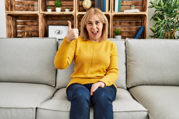 Kaukasische Frau Mittleren Alters Lässiger Kleidung Die Hause Auf Dem — Stockfoto