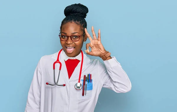 Jeune Femme Afro Américaine Portant Uniforme Médecin Stéthoscope Souriant Positif — Photo