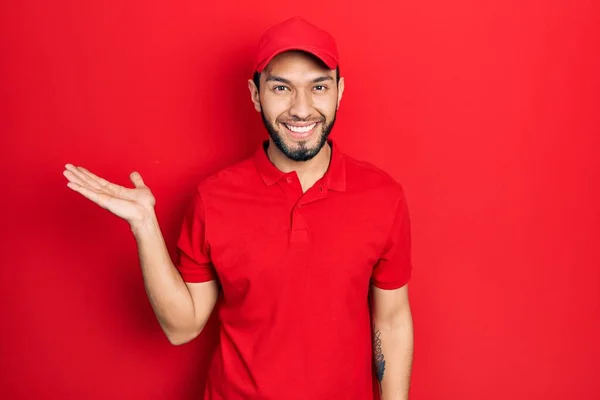 Homem Hispânico Com Barba Vestindo Uniforme Entrega Boné Sorrindo Alegre — Fotografia de Stock