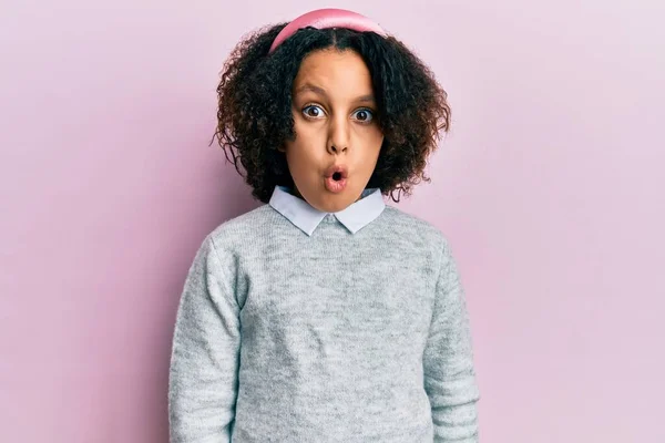 Маленькая Девочка Афро Волосами Повседневной Одежде Испуганная Изумленная Открытым Ртом — стоковое фото