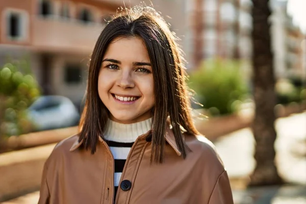 Genç Güzel Esmer Kadın Dışarıda Mutlu Bir Şekilde Gülümsüyor — Stok fotoğraf