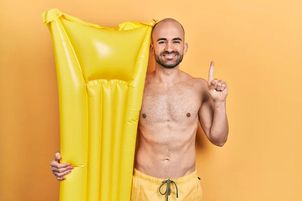 Joven Calvo Vestido Con Traje Baño Sosteniendo Colchón Verano Flotando — Foto de Stock