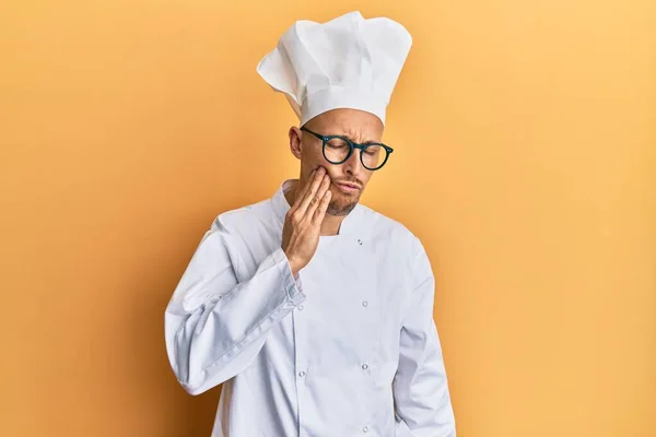 Skallig Man Med Skägg Bär Professionell Kock Uniform Röra Munnen — Stockfoto