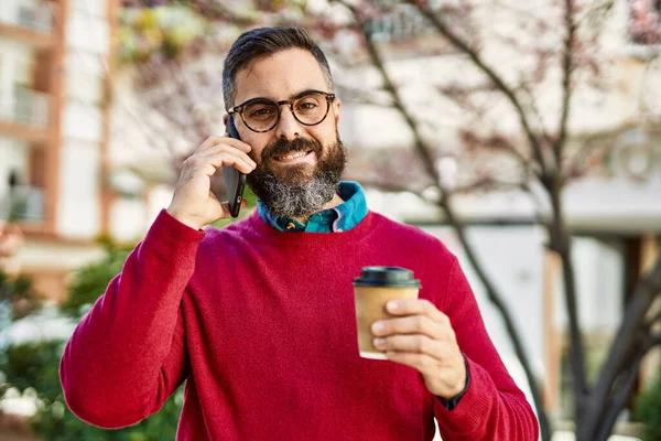 Jonge Spaanse Uitvoerende Man Praten Smartphone Het Drinken Van Koffie — Stockfoto