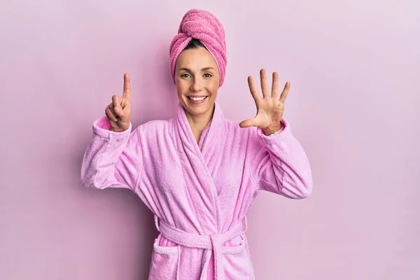 Jonge Blonde Vrouw Het Dragen Van Douche Handdoek Cap Badjas — Stockfoto