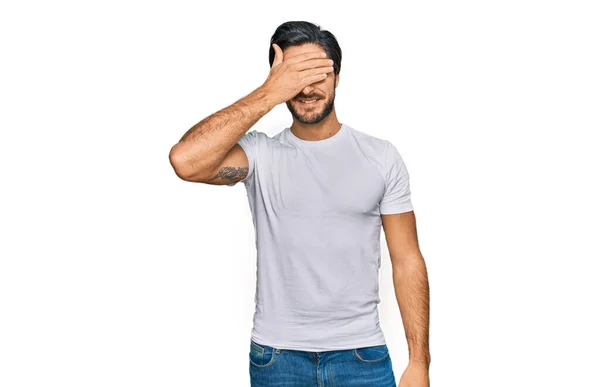Latin Asıllı Genç Bir Adam Sıradan Beyaz Tişörtler Giyiyor Gülümsüyor — Stok fotoğraf