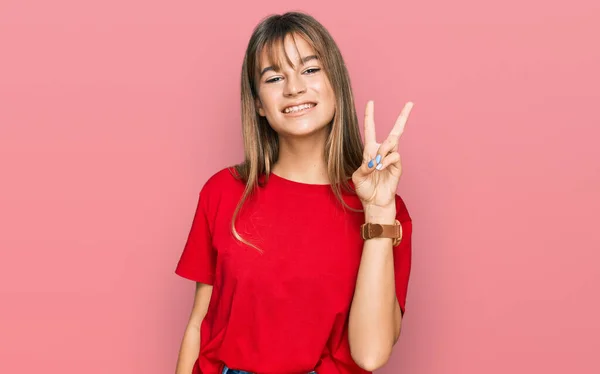 Tini Kaukázusi Lány Alkalmi Piros Pólót Visel Mutatja Felmutat Ujjaival — Stock Fotó