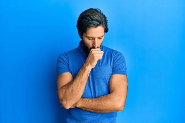 Junger Hispanischer Mann Lässigem Blauem Shirt Fühlt Sich Unwohl Und — Stockfoto