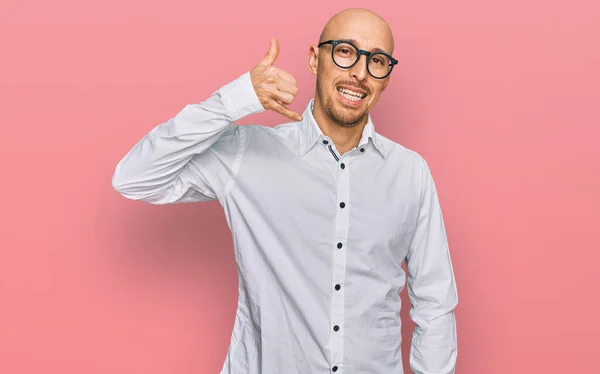 Homem Careca Com Barba Vestindo Camisa Negócios Óculos Sorrindo Fazendo — Fotografia de Stock