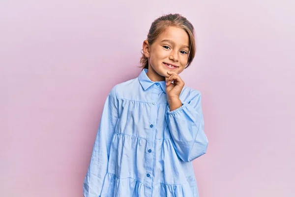 Kleine Schöne Mädchen Lässiger Kleidung Lächeln Selbstbewusst Die Kamera Mit — Stockfoto