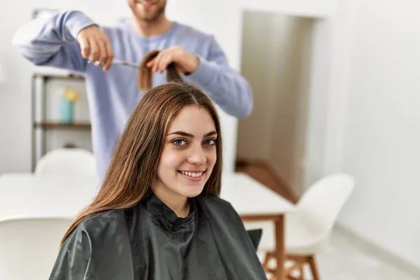 Jeune Homme Coupe Les Cheveux Petite Amie Maison — Photo