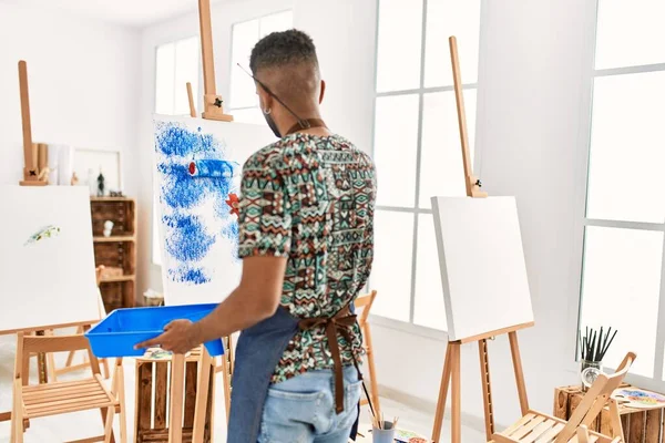 Giovane Artista Afroamericano Uomo Sulla Vista Posteriore Pittura Con Rullo — Foto Stock