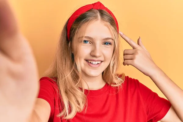 Schöne Junge Kaukasische Mädchen Macht Ein Selfie Foto Lächelnd Glücklich — Stockfoto