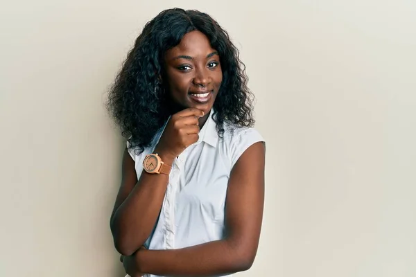 Mooie Afrikaanse Jonge Vrouw Draagt Casual Kleding Glimlachend Zelfverzekerd Kijkend — Stockfoto