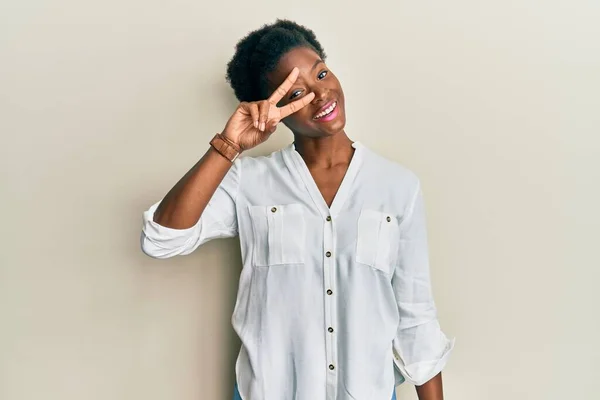 Młoda Afroamerykanka Ubrana Luźne Ubrania Robi Symbol Pokoju Palcami Nad — Zdjęcie stockowe