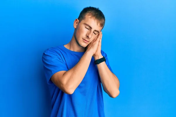 Kafkasyalı Genç Bir Adam Günlük Mavi Tişört Giyer Uyur Yorgun — Stok fotoğraf