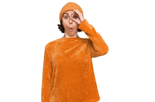 Junge Hispanische Frau Lässiger Kleidung Und Wollmütze Tut Geste Schockiert — Stockfoto