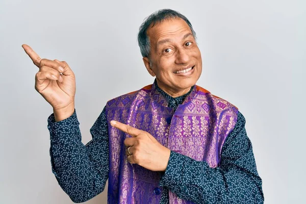 Middelbare Leeftijd Indiaanse Man Met Traditionele Indiase Kleding Lachend Kijkend — Stockfoto