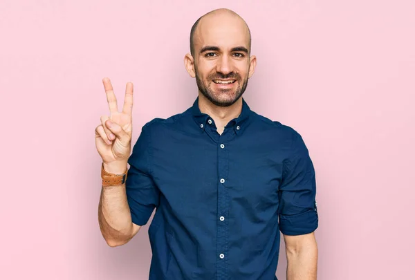 Mladý Hispánec Neformálním Oblečení Usmívající Kameru Ukazující Prsty Ukazující Znamení — Stock fotografie