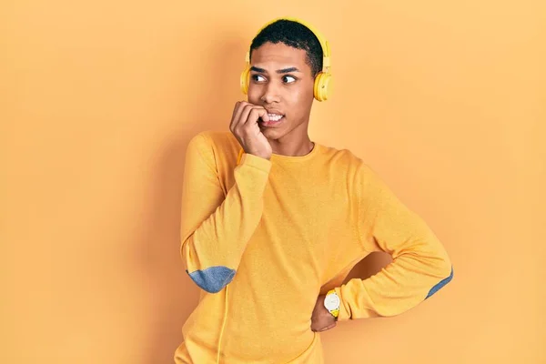 Giovane Ragazzo Afroamericano Che Ascolta Musica Usando Cuffie Cercando Stressato — Foto Stock