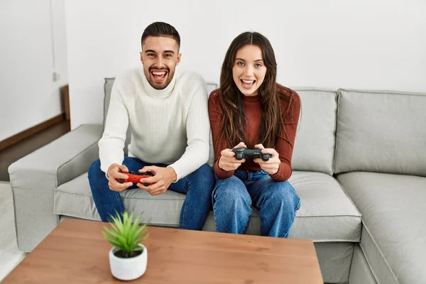 Mladý Hispánský Pár Hraje Videohry Sedí Pohovce Doma — Stock fotografie