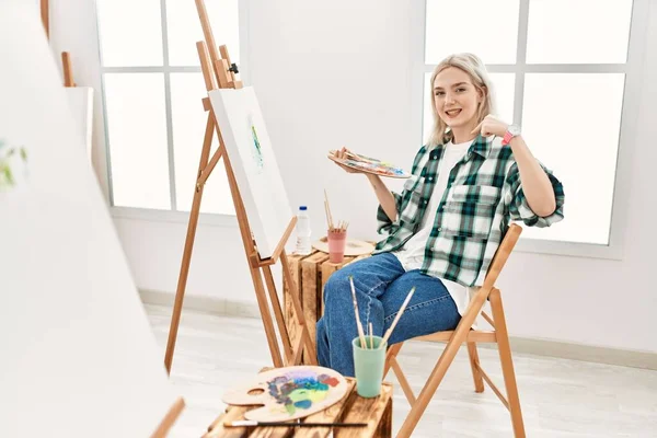 Jonge Kunstenares Schilderend Doek Kunststudio Zelfverzekerd Kijkend Met Glimlach Het — Stockfoto