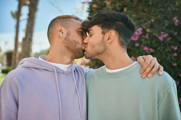 Mladý Gayové Pár Objímání Líbání Městě — Stock fotografie