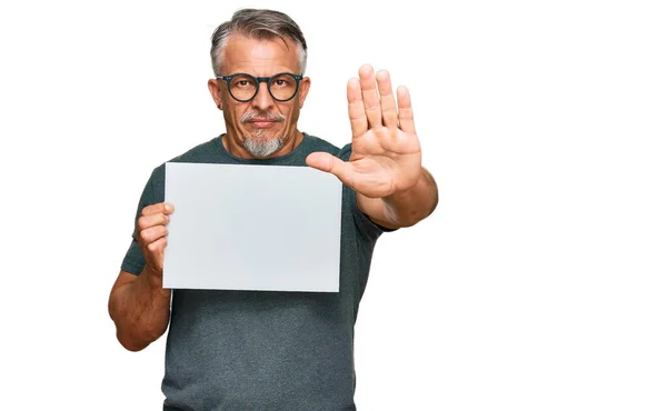 Grauhaariger Mann Mittleren Alters Mit Leerem Transparent Und Offener Hand — Stockfoto