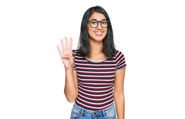 Hermosa Mujer Joven Asiática Vistiendo Ropa Casual Gafas Mostrando Apuntando —  Fotos de Stock