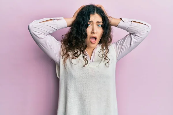 Jonge Brunette Vrouw Met Krullend Haar Dragen Casual Kleding Gek — Stockfoto