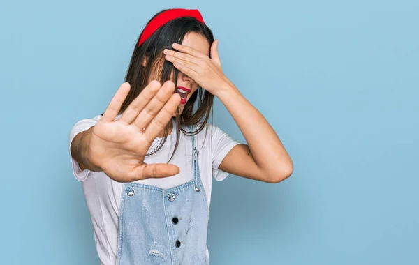 Jeune Fille Hispanique Portant Des Vêtements Décontractés Couvrant Les Yeux — Photo