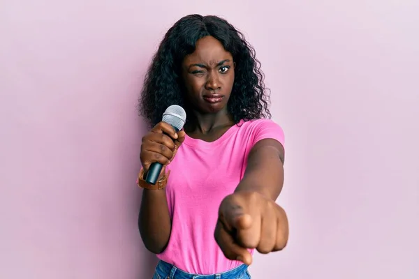 Beautiful African Young Woman Singing Song Using Microphone Pointing Camera — Stock Photo, Image