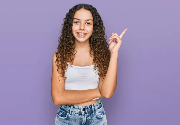 Adolescente Hispana Vestida Con Ropa Casual Con Una Gran Sonrisa —  Fotos de Stock