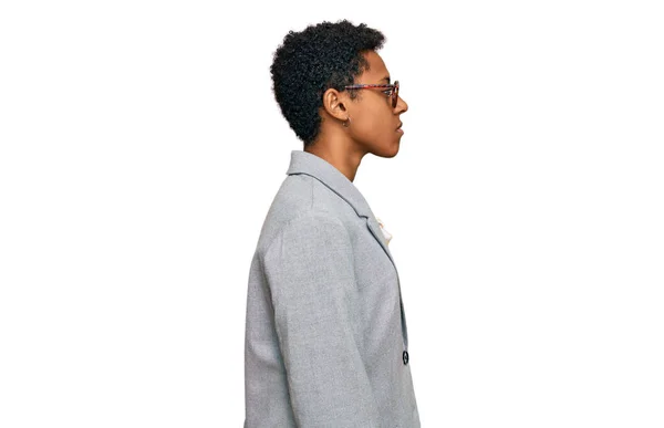 Fiatal Afro Amerikai Visel Üzleti Ruhák Látszó Oldalra Pihenjen Profil — Stock Fotó