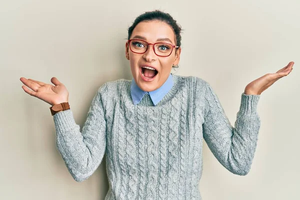 Jonge Blanke Vrouw Draagt Casual Kleding Glazen Vieren Gek Verbaasd — Stockfoto