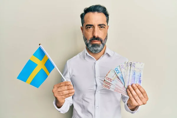 Hombre Mediana Edad Con Barba Pelo Gris Sosteniendo Bandera Sueca —  Fotos de Stock