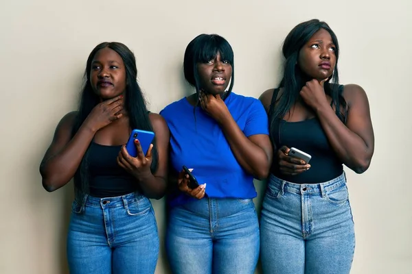 Trois Jeunes Amis Afro Américains Utilisant Smartphone Toucher Cou Douloureux — Photo