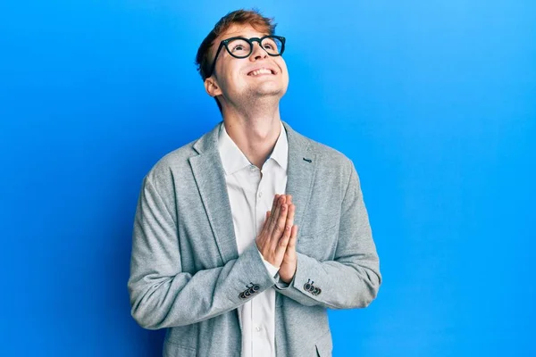 Fiatal Kaukázusi Férfi Elegáns Ruhát Szemüveget Visel Könyörög Imádkozik Kéz — Stock Fotó
