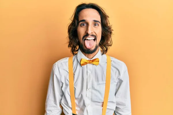 若いヒスパニック系の男は面白い表情で幸せ舌を突き出してヒップなエレガントな表情を身に着けています 感情の概念 — ストック写真