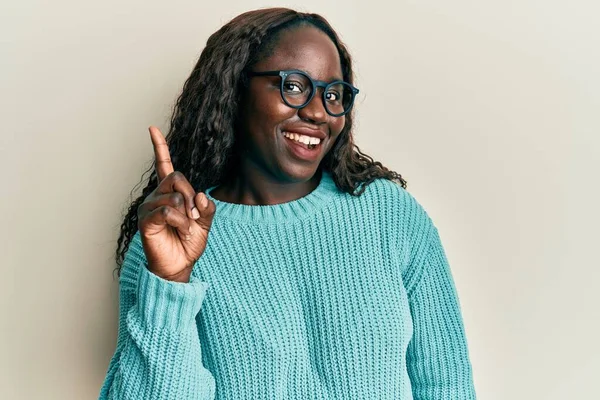 Африканська Молода Жінка Повсякденному Одязі Окулярах Посміхається Ідеї Або Питання — стокове фото