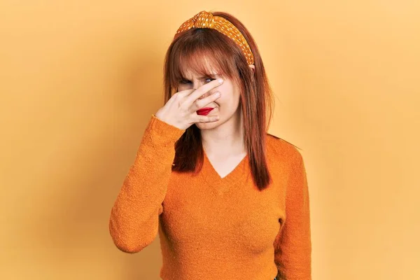 Redhead Ung Kvinna Bär Casual Orange Tröja Luktar Något Stinkande — Stockfoto