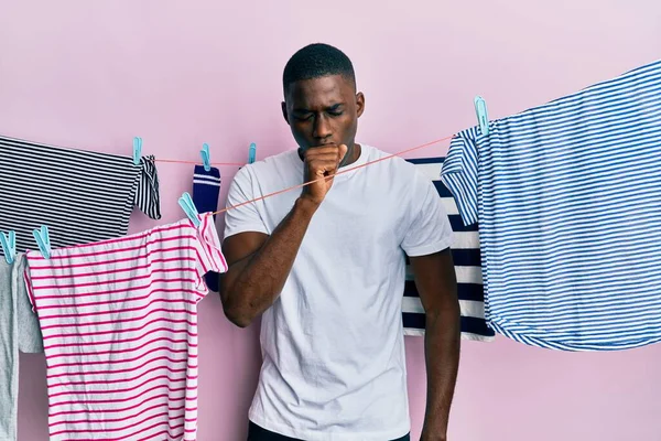 Молодий Афроамериканець Який Пере Одяг Одязі Почувається Недобре Кашляє Симптом — стокове фото