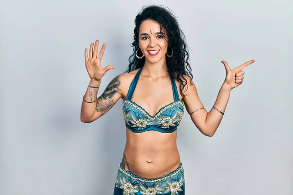 Young Woman Wearing Bindi Traditional Belly Dance Clothes Showing Pointing — Stock Photo, Image