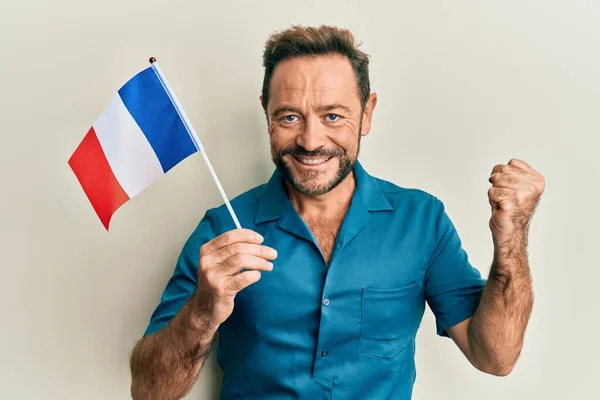 Mężczyzna Średnim Wieku Trzyma Flagę Francji Krzycząc Dumny Świętując Zwycięstwo — Zdjęcie stockowe
